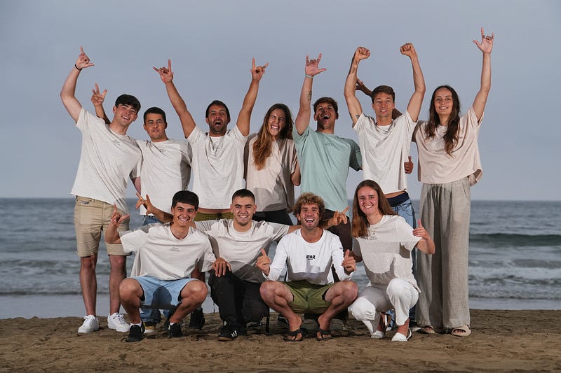 Ipar Surf Skate Eskola: Mucho Más que una Escuela, una Familia sobre las Olas en ZigZig Travel