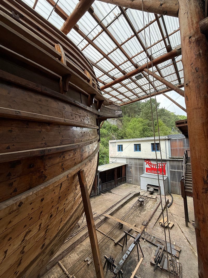 ¿Qué hacer cerca de San Sebastián? Visita Pasaia y su increíble ballenero vasco